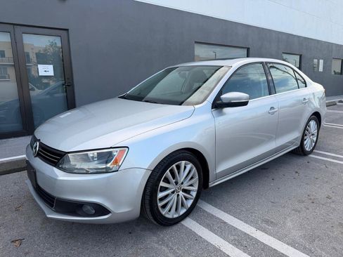 Used 2011 Volkswagen Jetta SEL FWD image 2