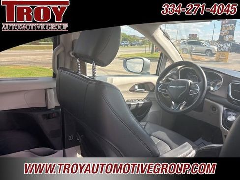Used 2018 Chrysler Pacifica Touring-L image 22
