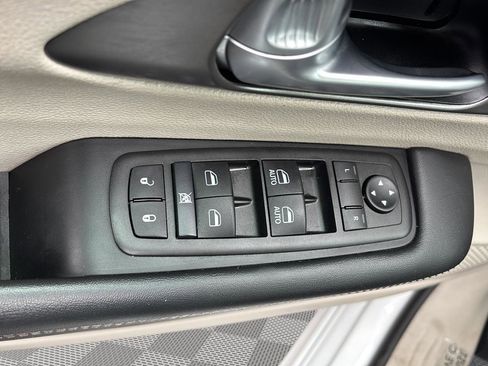 Used 2024 Chrysler Pacifica Touring-L FWD image 25