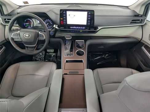 Certified 2022 Toyota Sienna XLE FWD image 39