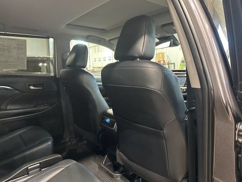 Used 2019 Toyota Highlander Limited w/ Protection Package #3 AWD/4WD image 38