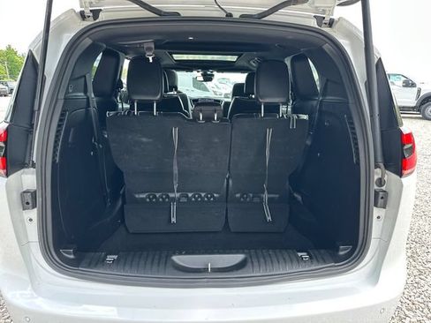 Used 2025 Chrysler Pacifica Limited FWD image 15
