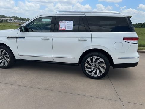 Used 2023 Lincoln Navigator Reserve AWD/4WD image 6