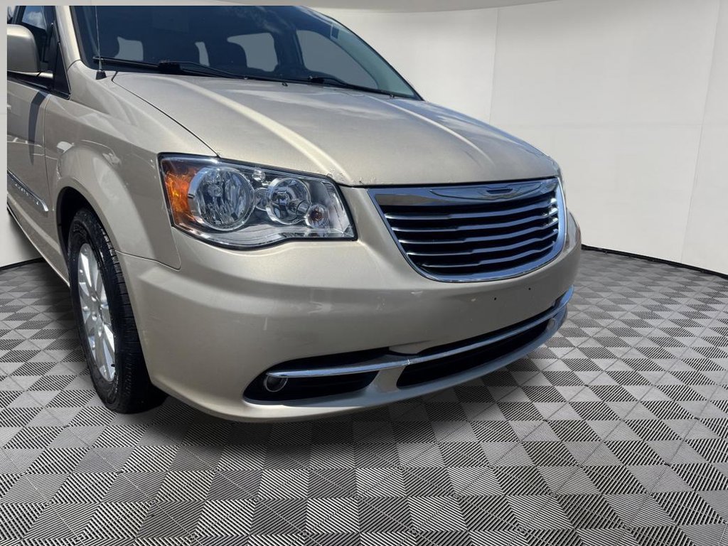 Used 2014 Chrysler Town & Country Touring FWD image 12
