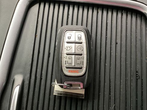 Used 2024 Chrysler Pacifica Touring-L image 32