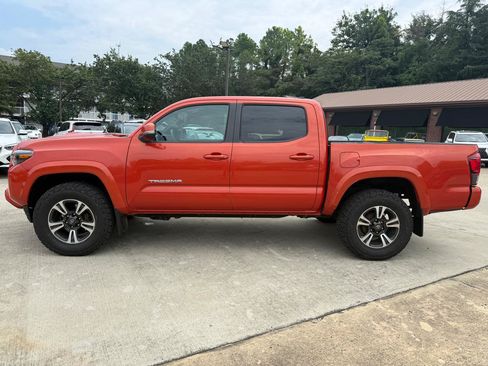 Used 2018 Toyota Tacoma TRD Sport w/ Technology Package AWD/4WD image 2