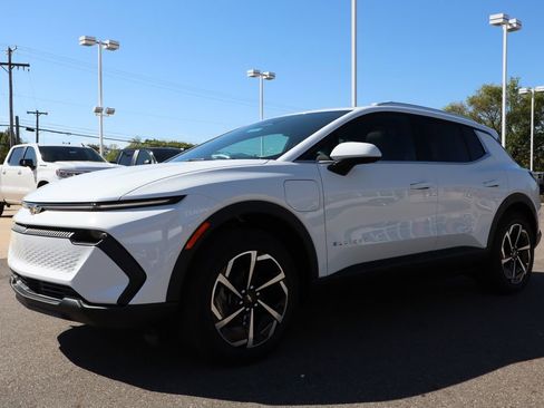 New 2026 Chevrolet Equinox EV LT image 6