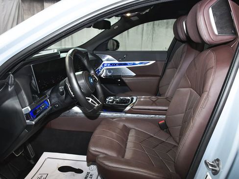 Used 2024 BMW i7 xDrive60 image 61