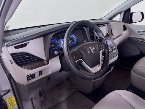 Used 2016 Toyota Sienna XLE FWD image 7