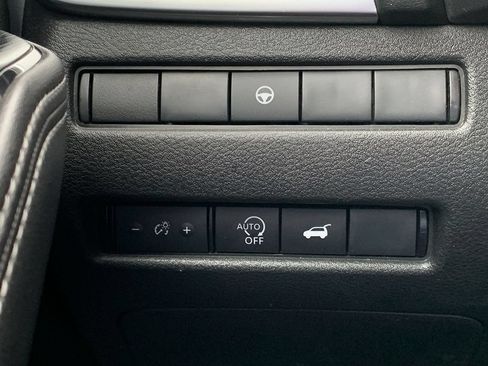 Used 2025 Nissan Rogue SV AWD/4WD image 16