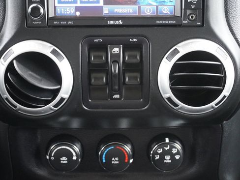 Used 2015 Jeep Wrangler Unlimited Sahara w/ Connectivity Group image 32