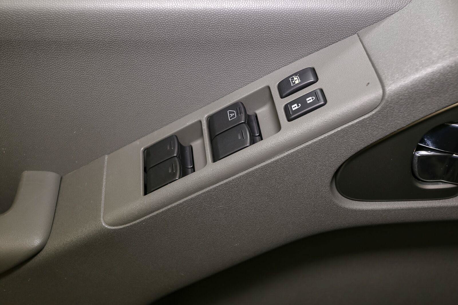 Used 2021 Nissan Frontier SV w/ Midnight Edition Floor Mats AWD/4WD image 38