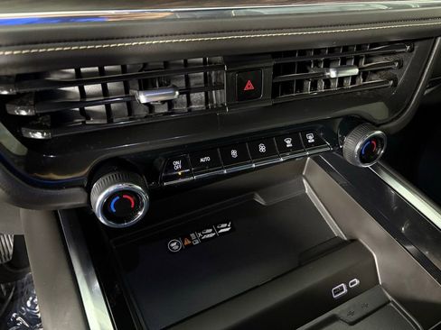 Used 2025 Chevrolet Suburban Premier image 34