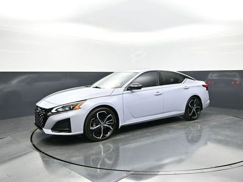 Used 2023 Nissan Altima 2.5 SR w/ SR Premium Package FWD image 7