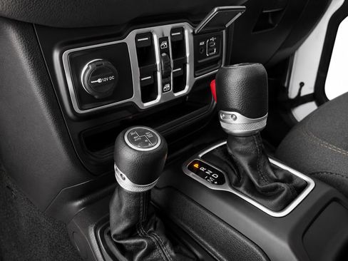 Used 2024 Jeep Wrangler Unlimited w/ Convenience Group AWD/4WD image 15