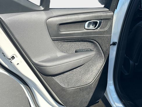 Certified 2025 Volvo XC40 B5 Core image 12