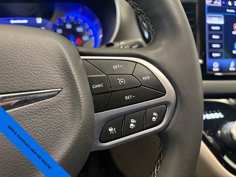 Used 2023 Chrysler Pacifica Touring-L FWD image 15
