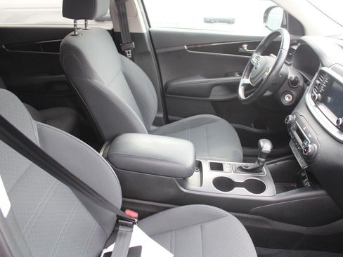 Used 2019 Kia Sorento S FWD image 4