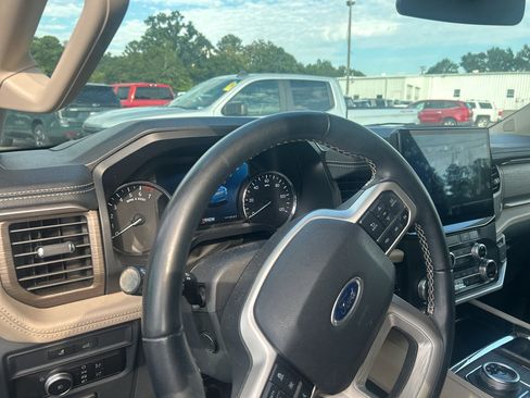 Used 2022 Ford Expedition Limited RWD image 5