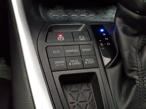 Used 2019 Toyota RAV4 LE w/ Carpet Mat Package AWD/4WD image 8