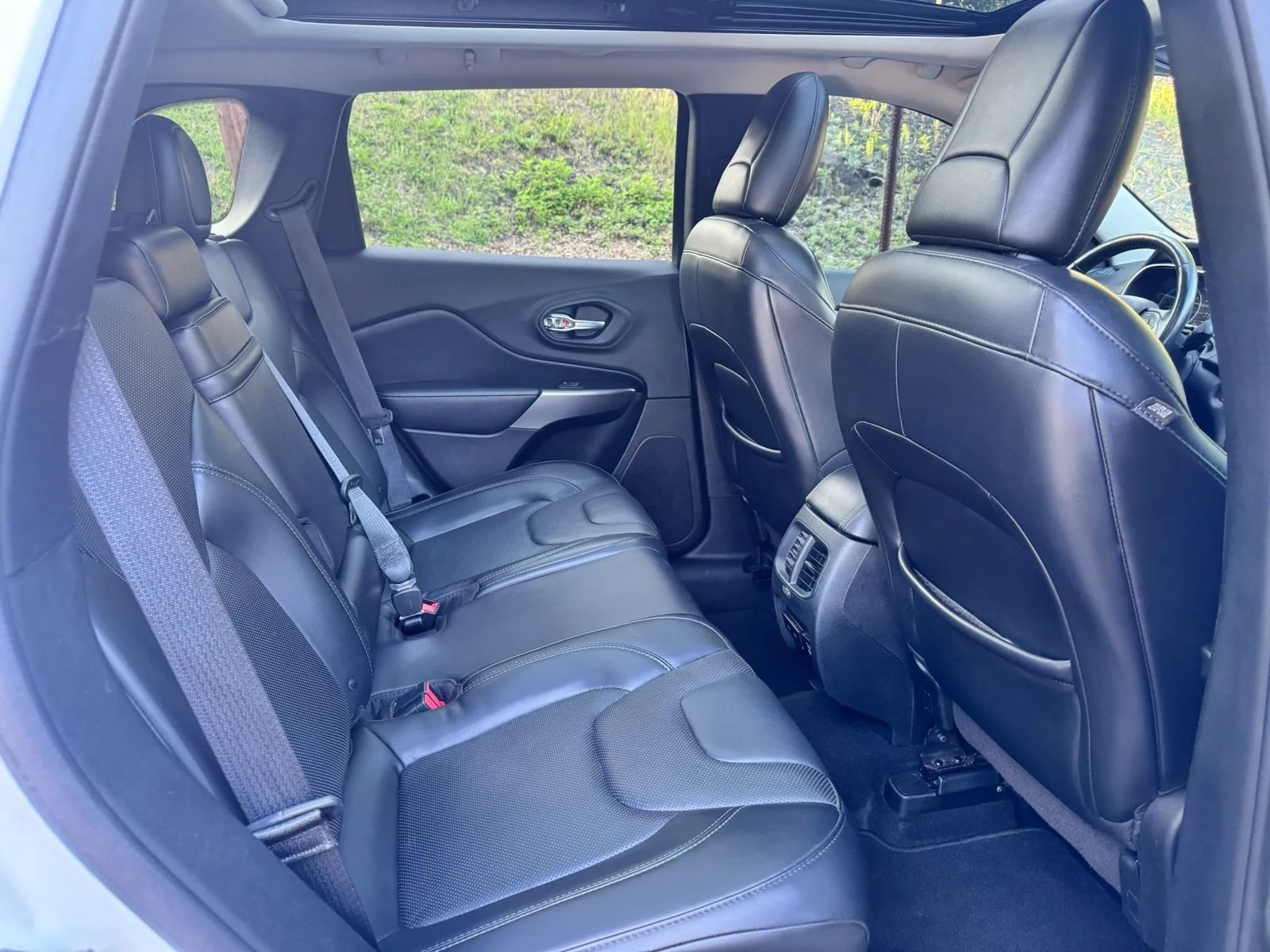 Used 2019 Jeep Cherokee Limited AWD/4WD image 11