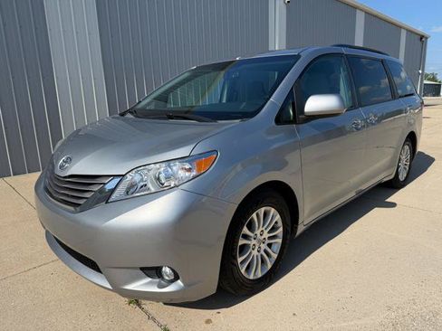 Used 2015 Toyota Sienna XLE FWD image 2