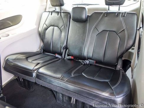 Used 2024 Chrysler Pacifica Touring-L FWD image 12