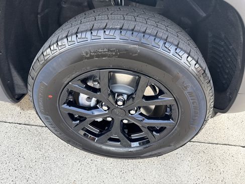 New 2025 Jeep Grand Cherokee Altitude image 12