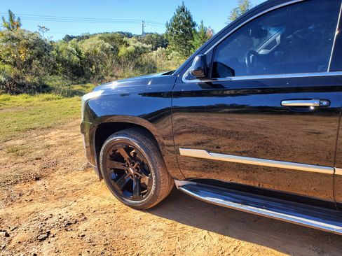 Used 2015 Cadillac Escalade Luxury image 16