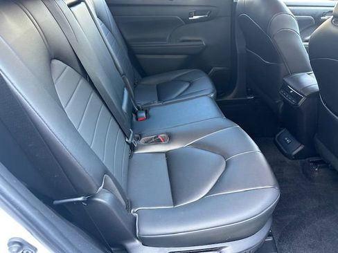 Used 2023 Toyota Highlander XLE image 18