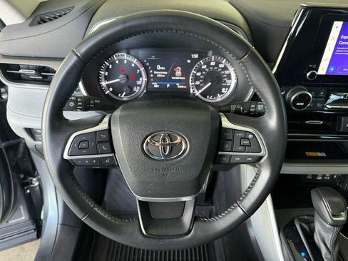 Used 2023 Toyota Highlander XLE image 2