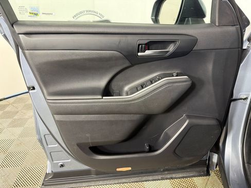 Used 2023 Toyota Highlander XLE FWD image 11