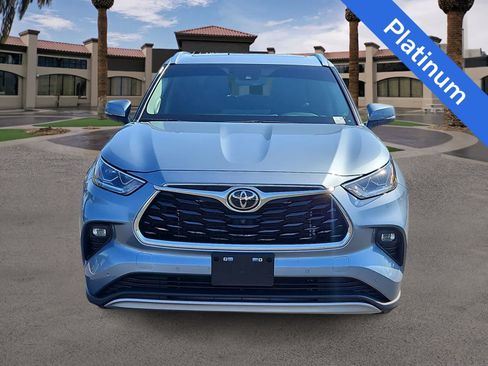 Used 2023 Toyota Highlander Platinum FWD image 3