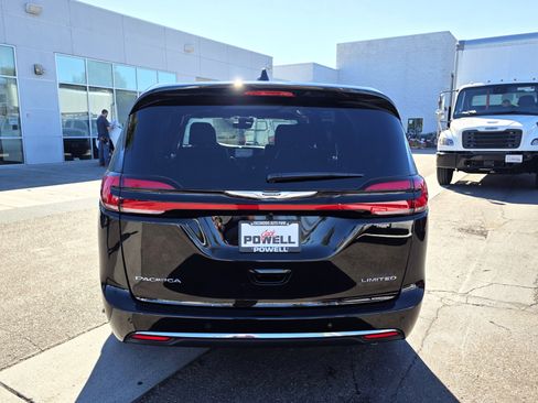 New 2026 Chrysler Pacifica Limited image 4