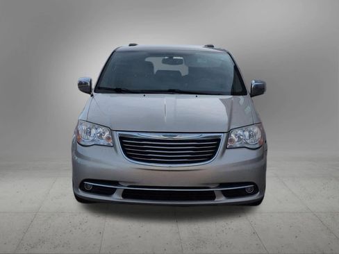 Used 2014 Chrysler Town & Country Touring-L w/ Driver Convenience Group image 9