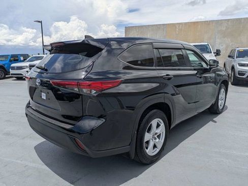 Used 2023 Toyota Highlander L FWD image 3