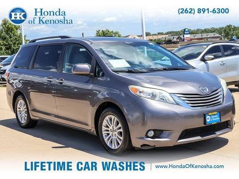 Used 2015 Toyota Sienna XLE FWD image 7