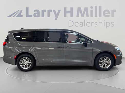 Used 2025 Chrysler Pacifica Select FWD image 6