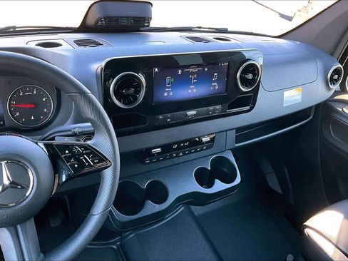 Used 2025 Mercedes-Benz Sprinter 2500 image 7