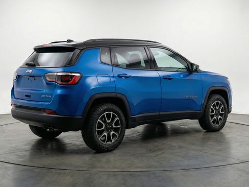 Used 2025 Jeep Compass Trailhawk AWD/4WD image 9
