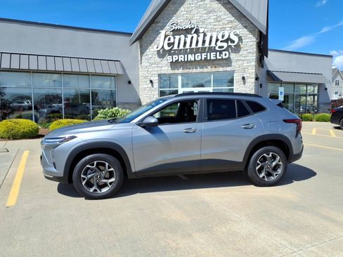 Used 2024 Chevrolet Trax LT w/ Driver Confidence Package FWD image 2