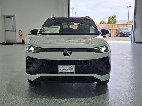 New 2026 Volkswagen Tiguan SE R-Line FWD image 4