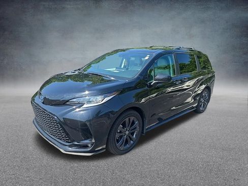 Used 2025 Toyota Sienna XSE w/ XSE Plus Package FWD image 4