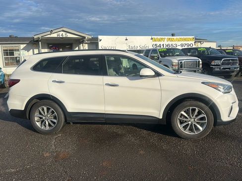 Used 2019 Hyundai Santa Fe XL SE image 2