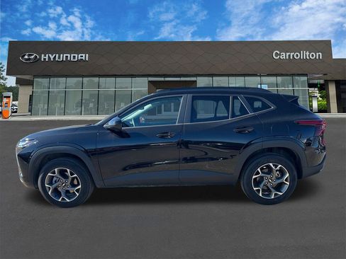 Used 2025 Chevrolet Trax LT w/ LT Convenience Package image 8