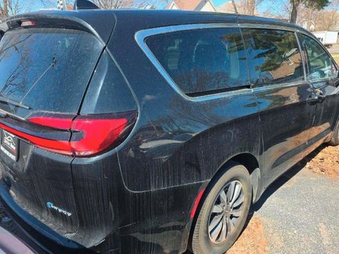Used 2022 Chrysler Pacifica Touring-L FWD image 3