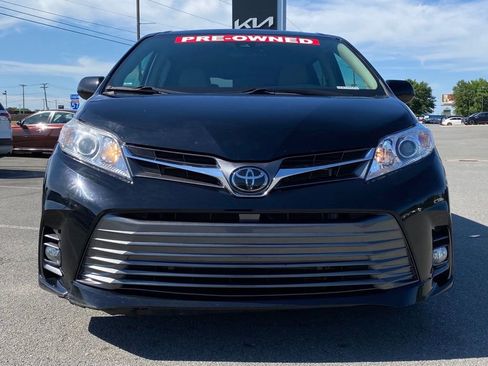 Used 2019 Toyota Sienna XLE FWD image 2