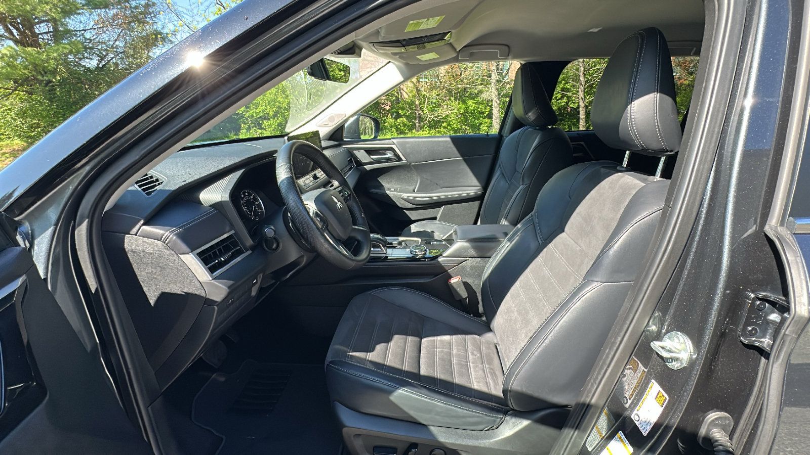 Used 2025 Mitsubishi Outlander AWD image 13