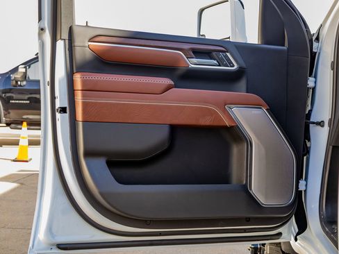 Used 2026 GMC Sierra 3500 Denali Ultimate w/ LPO, Black Badging Package image 35