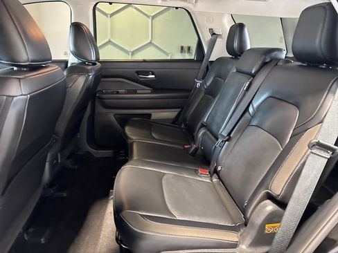 Used 2024 Nissan Pathfinder SL AWD/4WD image 17